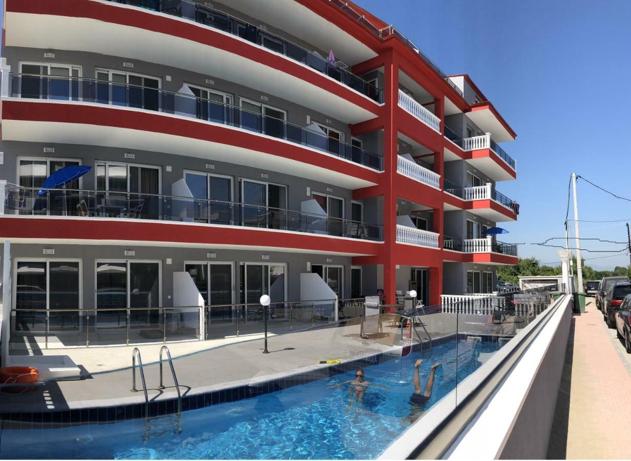 Red Luxury Aqua Aparthotel Paralía Екстериор снимка